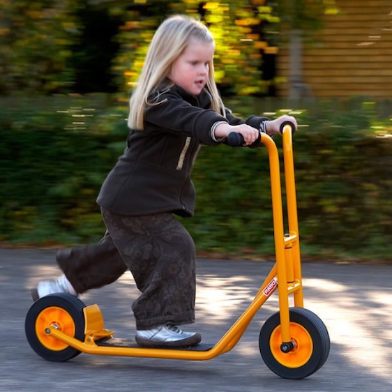 Activité physique enfant école avec trottinette cour de récréation